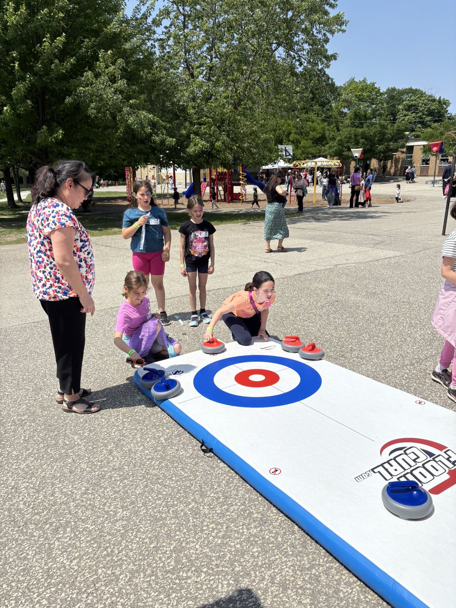 DixieCurling's tweet image. Scenes from the Millwood PS Fun Fair last weekend! Beautiful weather and a great day sharing curling with the school community 😎☀️