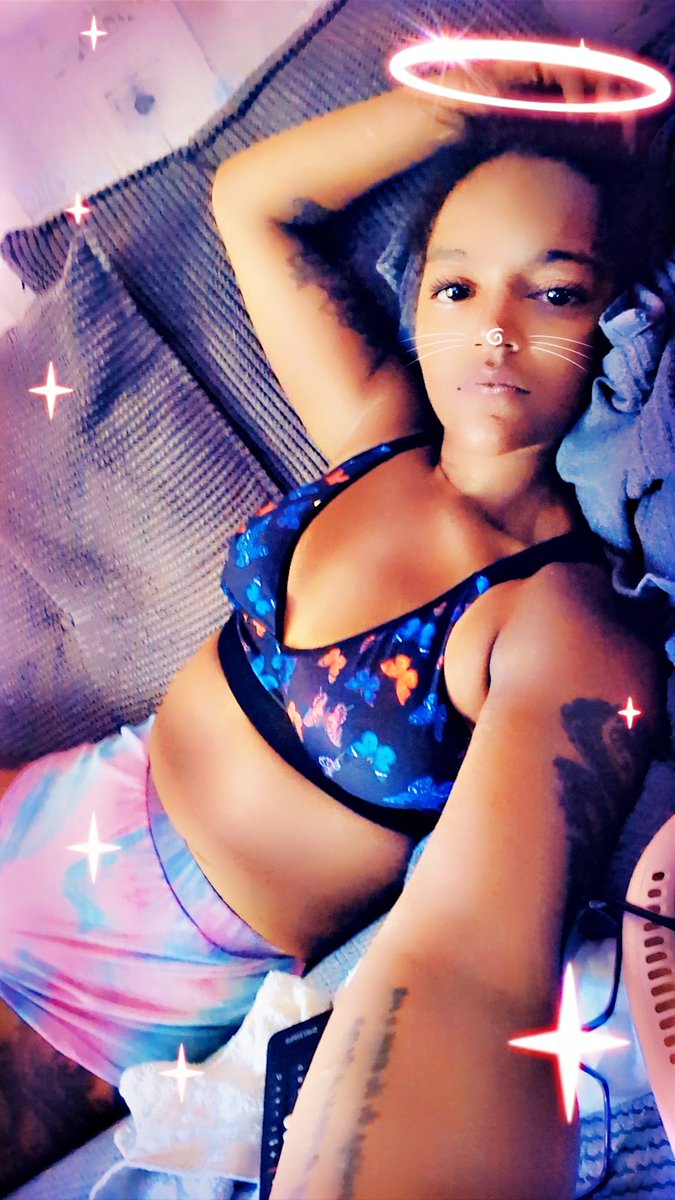 It's that kinda afternoon 🤣🥵 busy day I've worked 3 jobs in 3 industries all before 3pm 1 clean, 1 massage and a wrassles oh also I've walked 8k now to lay on the sofa in my underwear and eat chicken wings and drink wine 🍷 I've earned it 💪🏼💙🩵
