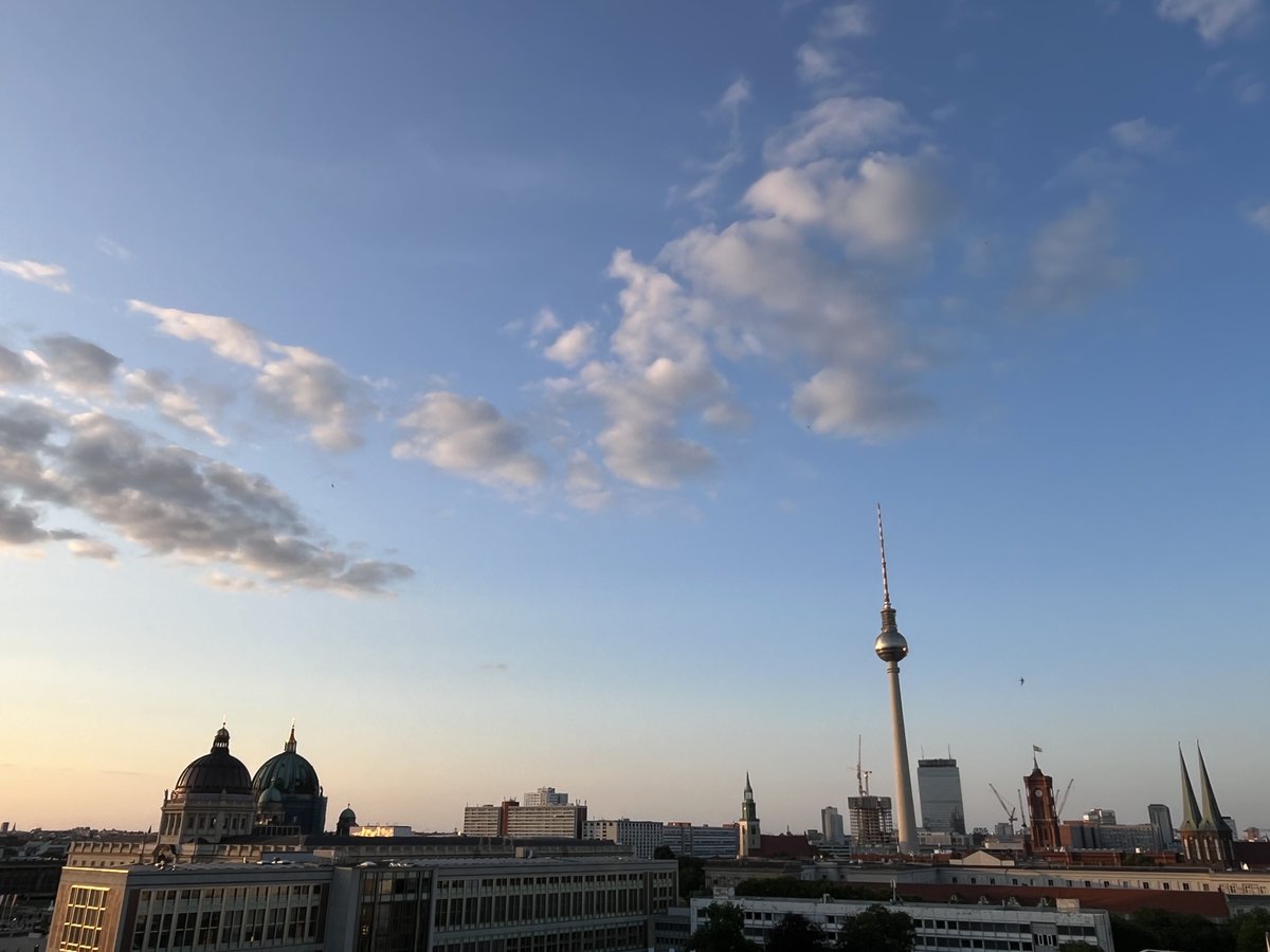 وصلت للتو إلى برلين لحضور الاجتماع الأول الذي يعقد منذ أربع سنوات للجنة المتابعة الدولية لعملية برلين بشأن #ليبيا، التي تستضيفه <a href="/UNSMILibya/">UNSMIL</a> وألمانيا. 

فرصة رئيسية لحشد الدعم الدولي لجهود <a href="/HannaTetteh/">Hanna Tetteh</a> لإحياء عملية سياسية يقودها الليبيون تستجيب لمطالب الشعب من أجل الوحدة