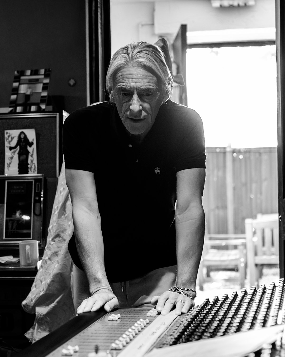 Paul Weller ‎– Lawdy Rolla 7” Paul Weller - Lawdy Rolla (Official Visualiser) - YouTube