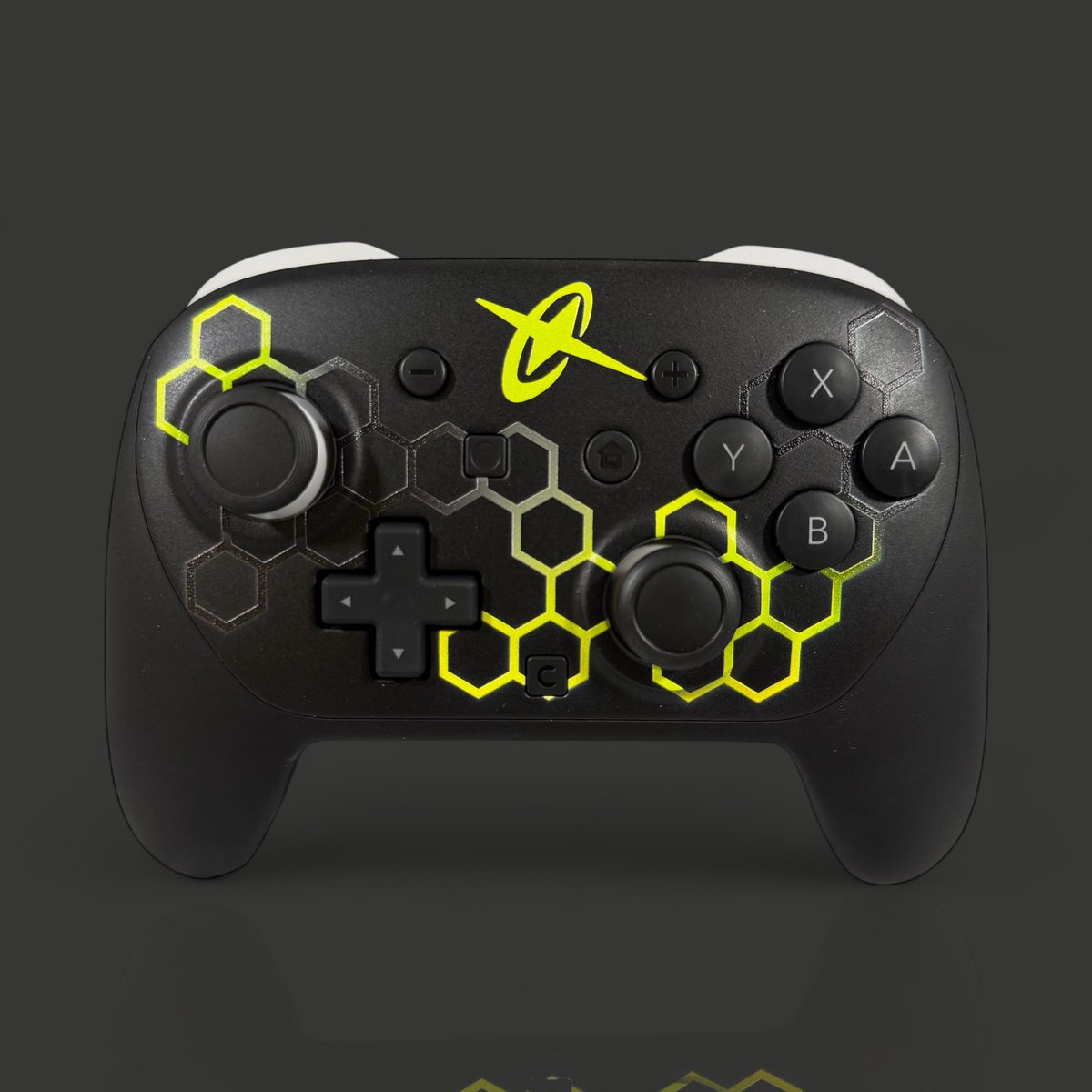 CptnAlexDesigns's tweet image. Headed to @TooManyGames next weekend? So is this beauty ⬇️⬇️⬇️
Come visit us at Booth 732 and be one of the first people in the world to own a custom Switch 2 Pro Controller - and be ready to start your legendary adventure this October!