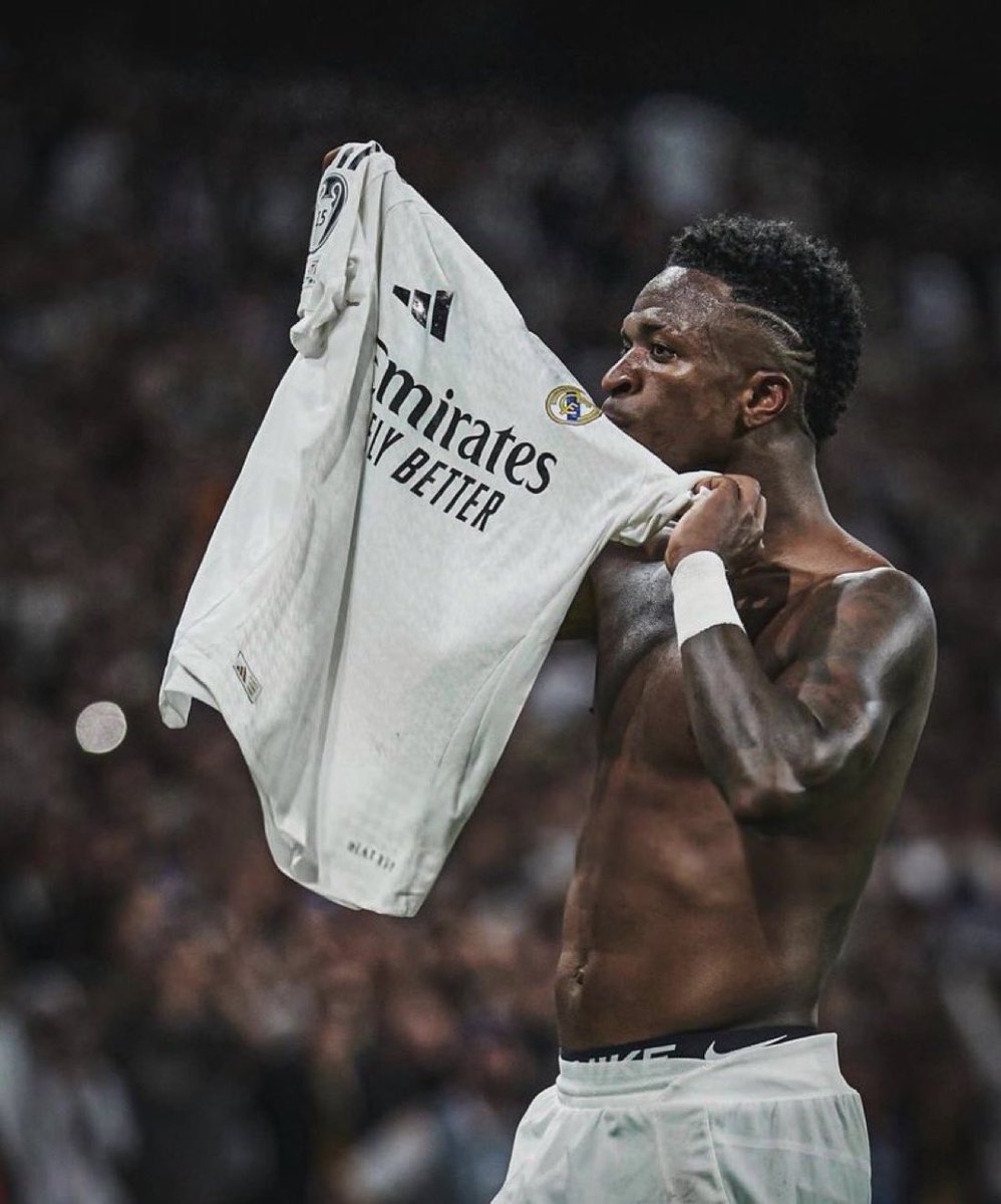 تتفق او تختلف معي بالنهاية رأي لا اكثر

المعاملة اللي سواها بيريز تحديدا في حماية هاللاعب والتصرف وقت خسارته الكره الذهبيه هي اللي وصلت اللاعب لهذه المرحلة ، الكره الذهبية من عرفتها مافي اتفاق كلي على الاحقية ولكن الاحتراف تشوف خصمك يصفق لك ويحترمك وبدون اي شوشره وهالشيء صار مع