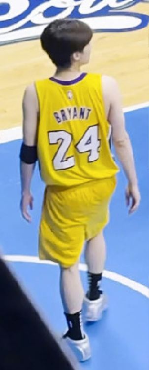 VZArgentina's tweet photo. BASKETBALL TIME ❤ June 2025 ❤ #trendnotes #lakers24Look girls our boy style in yellow T-shirt and shoes Addidas #Liyifeng ❤ #李易峰 #liyifeng ❤️ #lýdịchphong #evanyifenglee #หลี่อี้เฟิง #verobsas #liyifengNews #WEIBO #thepromiseofgreen #fengfeng 🍀❤️ https://t.co/pQZZ5qZ99y