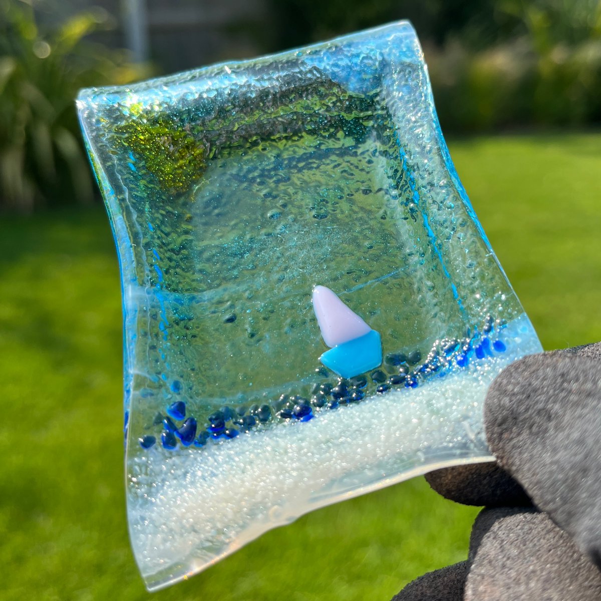 icedrainbow's tweet image. Something new inspired sun sea sand & sails!
A beautiful new handmade Teaspoon spoon rest or glass dish/tray I finished today.
The Q isโฆ Should I make a rainbow version next.
But! Would you buy it - Display it - gift it - or keep it????
Please leave a comment & Retweet. Ty