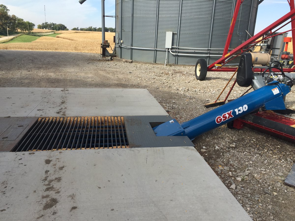BurchlandMfg's tweet photo. Tailor the Burchland GSX Grain Hopper to your operation. Choose your frame size, auger length, and discharge height. Because one size doesn’t fit all. https://t.co/TLmyWKUnWJ
