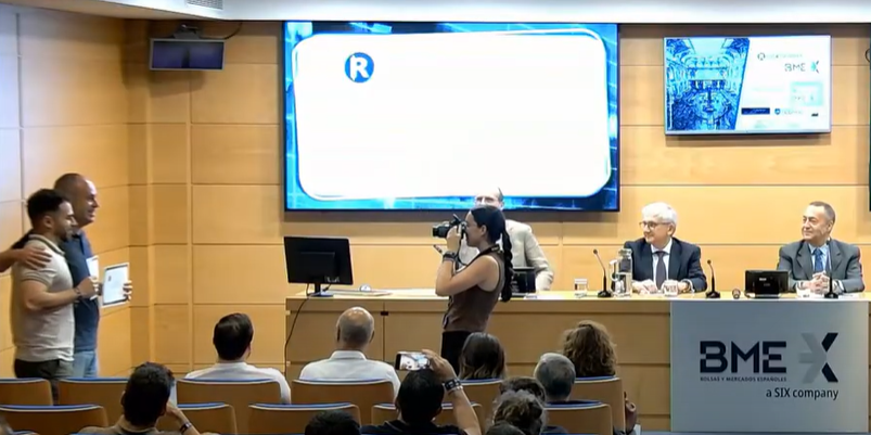 Cuando te reconocen por sorpresa en <a href="/ROBOTRADERworld/">Robotrader World</a> con un premio de nueva creación para la conferencia más vista... ¡y tu amigo <a href="/alanovski/">Alan Tomillero</a>  bate récords en la competición! 🤩 

Ser el primero en recibir este reconocimiento es un honor. 

Gracias a toda la comunidad por el apoyo