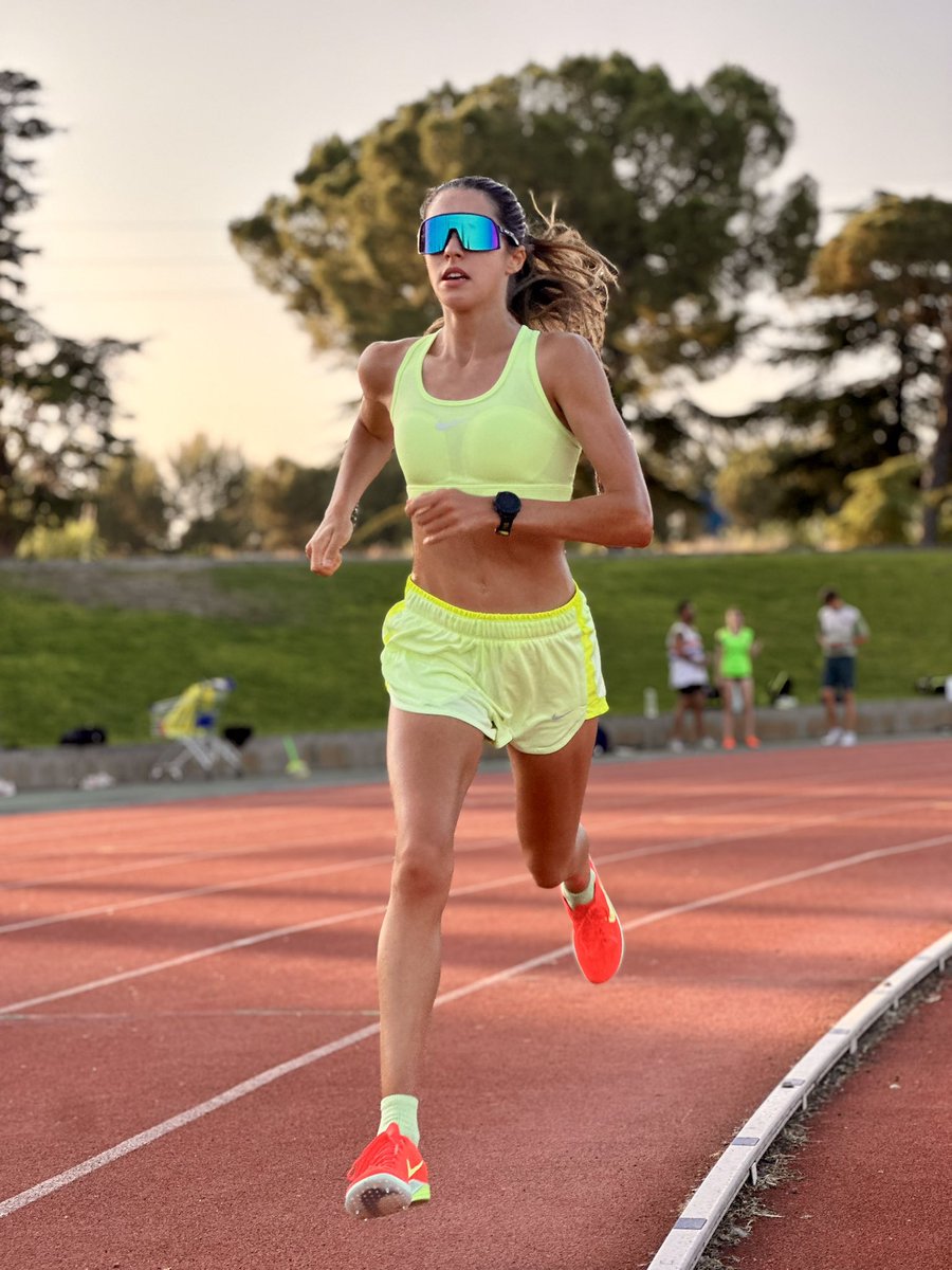 ivanespilez's tweet photo. Hace calor ☀️🥵🔥🫠? MUCHO.
Pero no paramos, buscamos soluciones (💦🚿☂️🧊) y seguimos adelante 💪🏻💪🏻💪🏻.
#espiteam #trainingteam #team #atletismo #trackandfield #coach #lleida https://t.co/yTfKKeAEkD