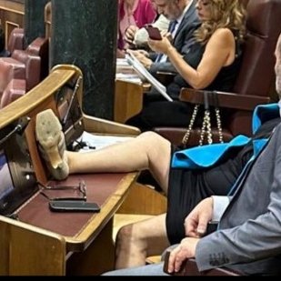 Podría ser la imagen de una yonki puesta de fentanilo hasta las cejas, pero es una diputada que cobra 80.000 euros de nuestros impuestos. Y es absolutamente intolerable. Imagen de la degradación de la clase política y de la sociedad. Asco.