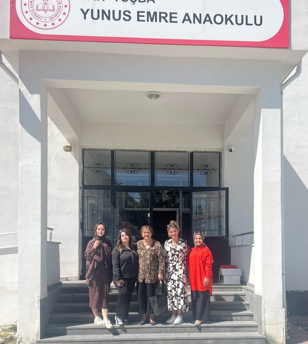 vasikadvan's tweet photo. Van Sanayici ve İş Kadınları Derneği Yönetim Kurulu olarak bugün Tuşba ilçemizde bulunan Yunus Emre Anaokulu’nu ziyaret ettik. Daha önce çocuklarımıza sözünü verdiğimiz karne hediyesi ayakkabıları büyük bir sevinçle teslim ettik.
Onların gözlerindeki mutluluğu görmek tarifsiz.. https://t.co/A87f6JoGMt