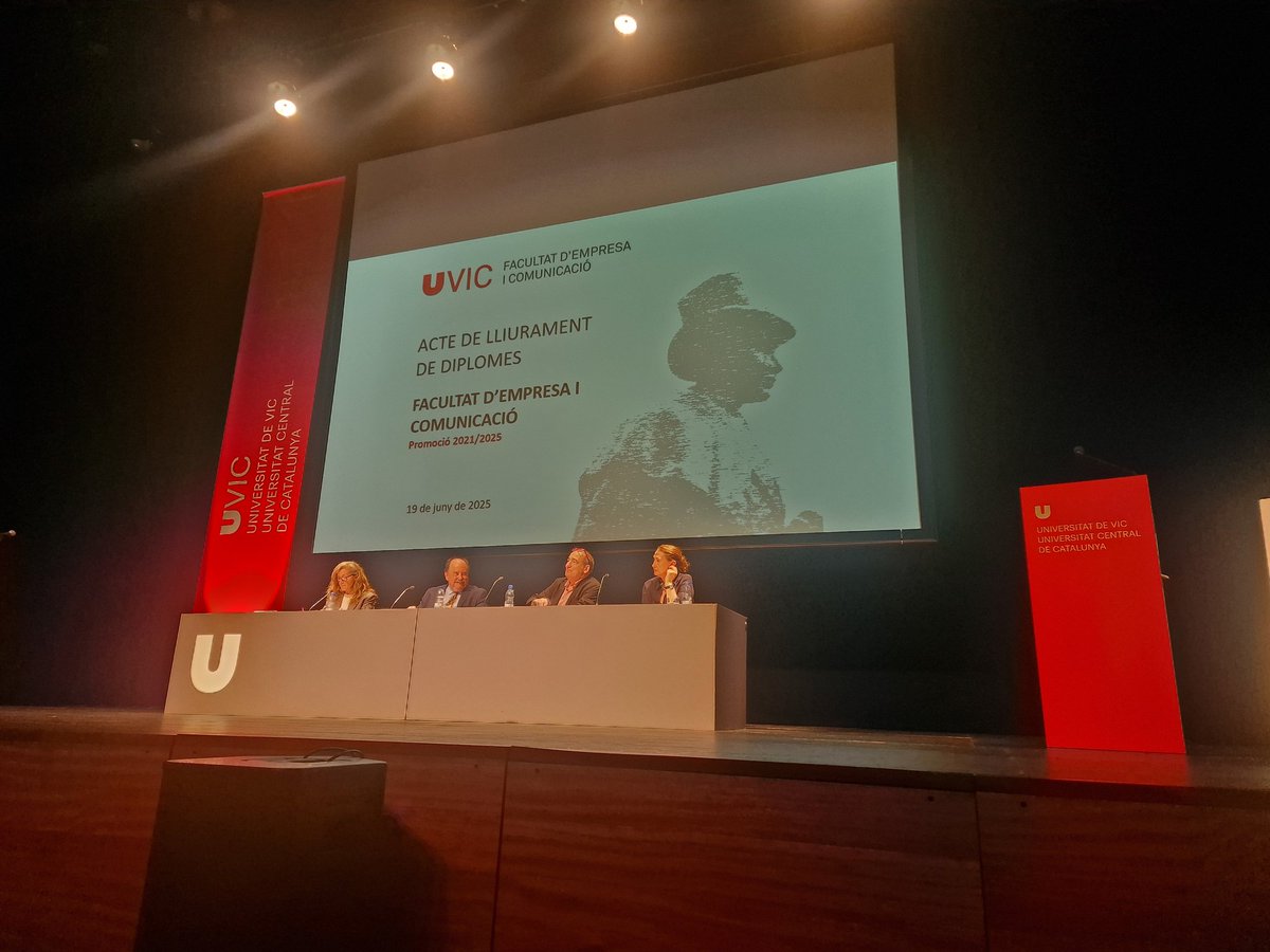 Avui <a href="/estherveraARA/">Esther Vera</a> és la padrina de la promoció <a href="/UVic_FEC/">Facultat d'Empresa i Comunicació de la UVic</a> 2021-25. Moltes felicitats a tots i totes!