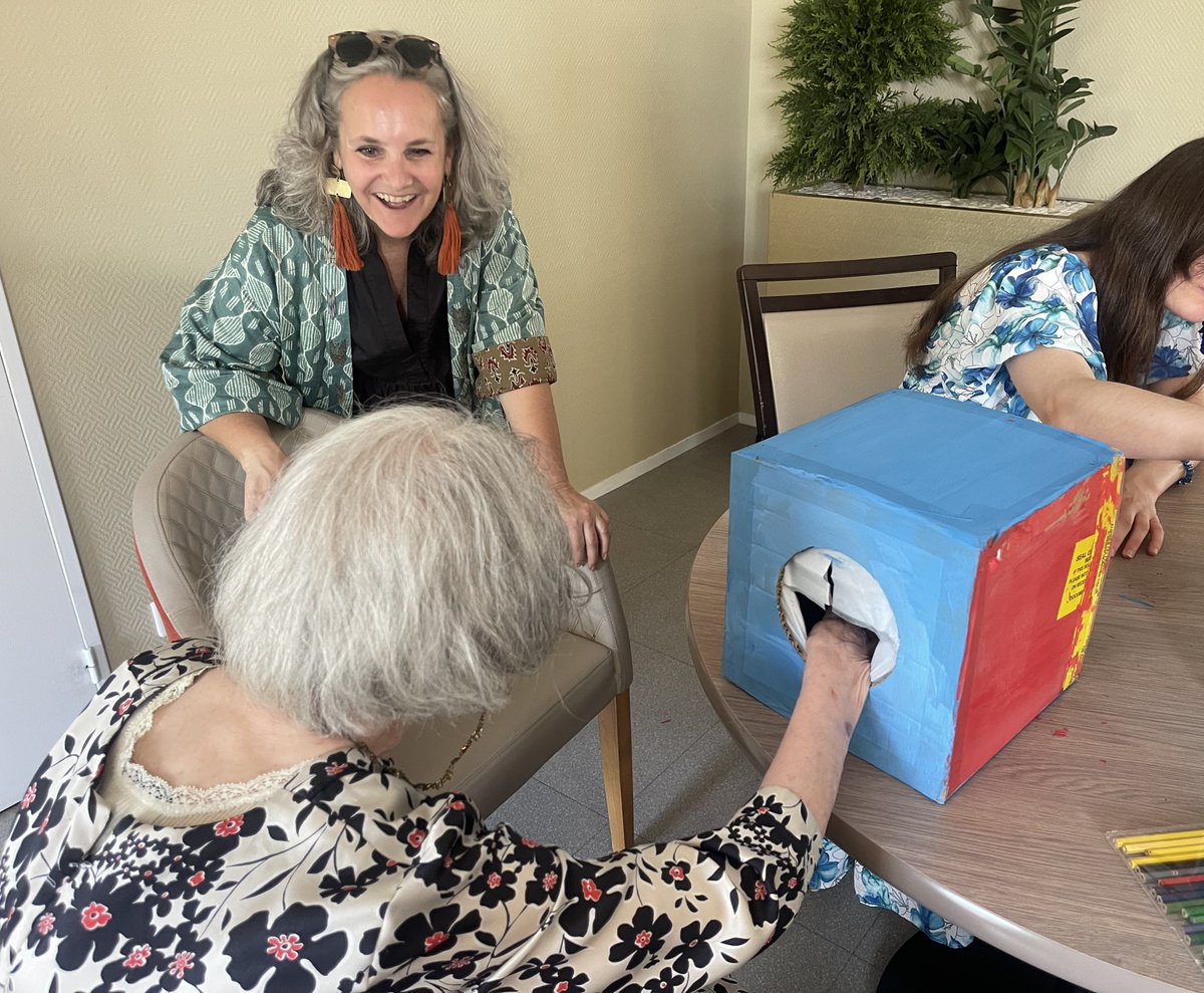 Diane LARUE-NICOUE (@dnicoue) on Twitter photo Accompagnées par Lit Up, 4 jeunes de l'Ecole de la 2e chance ont inventé, créé et animé un atelier auprès de séniors afin de les encourager à évoquer leurs souvenirs à partir d'objets mis dans des boîtes créées au #FabLab de Bagneux
Un beau projet soutenu par la <a href="/FondationOrange/">FondationOrange</a> Accompagnées par Lit Up, 4 jeunes de l'Ecole de la 2e chance ont inventé, créé et animé un atelier auprès de séniors afin de les encourager à évoquer leurs souvenirs à partir d'objets mis dans des boîtes créées au #FabLab de Bagneux
Un beau projet soutenu par la <a href="/FondationOrange/">FondationOrange</a>