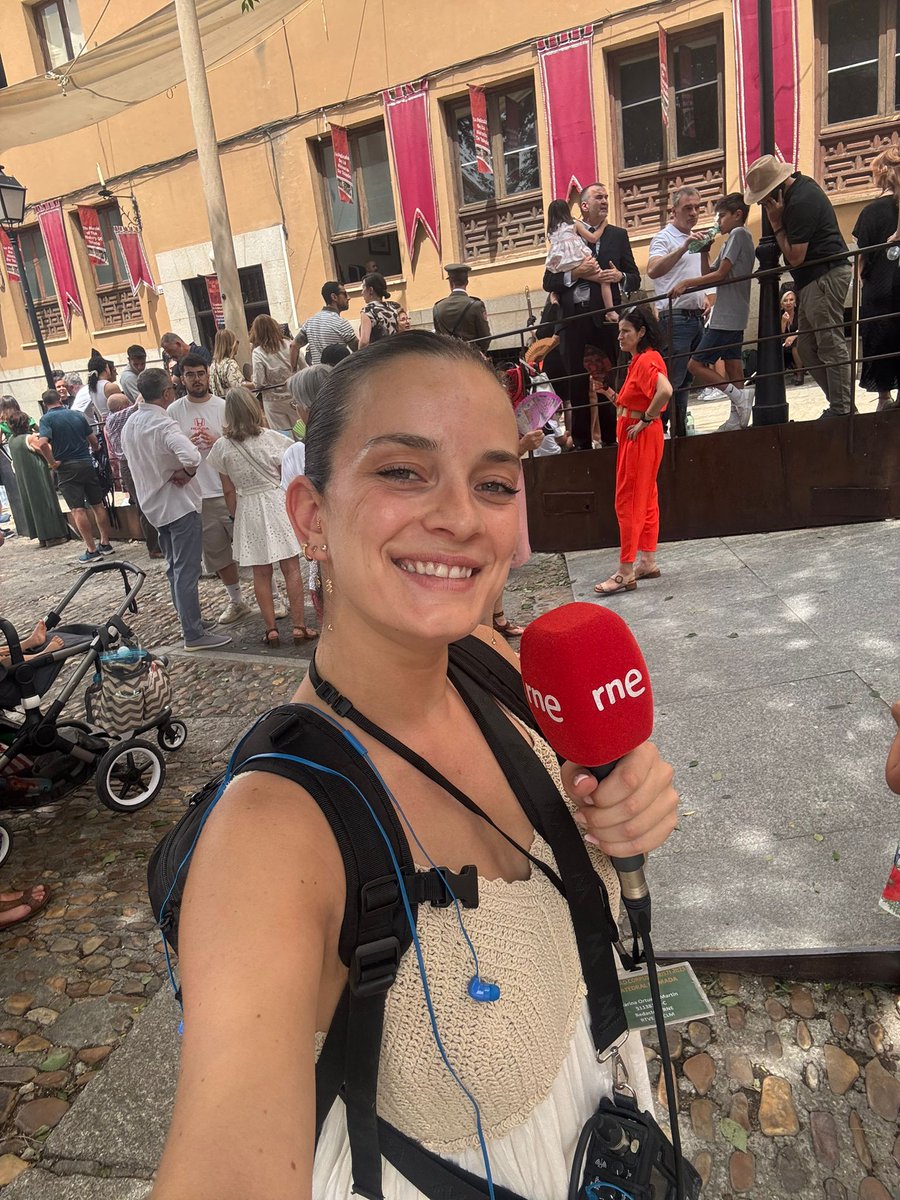 RTVE Castilla-La Mancha (@rtveclm) on Twitter photo <a href="/aureagcordero/">Áurea García</a> y <a href="/MarinaOrtueta/">Marina Ortueta</a> han salido esta mañana a la calle para contarnos los detalles de la procesión del #CorpusChristi de #Toledo 🌷🌼🌺
⤵️ Puedes volver a escuchar nuestro informativo:
rtve.es/play/audios/ca… <a href="/aureagcordero/">Áurea García</a> y <a href="/MarinaOrtueta/">Marina Ortueta</a> han salido esta mañana a la calle para contarnos los detalles de la procesión del #CorpusChristi de #Toledo 🌷🌼🌺
⤵️ Puedes volver a escuchar nuestro informativo:
rtve.es/play/audios/ca…