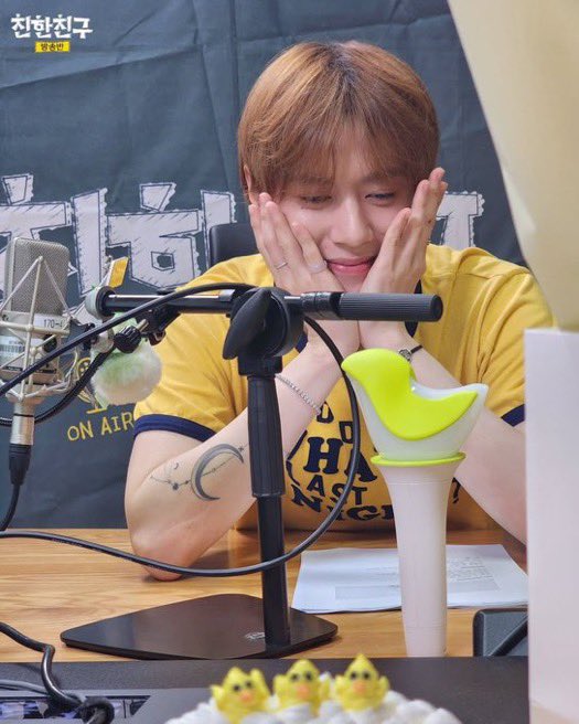 Pop7base's tweet photo. Yugyeom shared an emotional letter dedicated to his beloved Ahgases:

🌼: "I have something to tell u. Let’s don’t be sick, always be healthy, and be happy, us. Right? Even if i’m nowhere to be seen, I’m still here (…) Take care of ur health because I’m gonna be like that too"

🌼: "Let’s meet again with a good health, a fun time, and singing together (…) for a long long time! Until I’m coming back with an album (…)"

🌼: "I really love you."