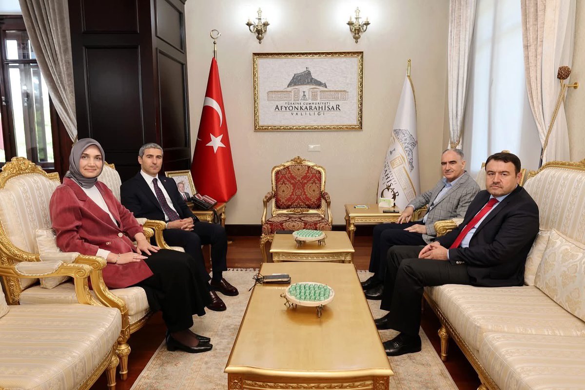 Zafer Kalkınma Ajansı Yönetim Kurulu toplantısı için Afyonkarahisar’a giden Valimiz Sayın Musa Işın, Manisa Valisi Sayın Vahdettin Özkan, Uşak Valisi Sayın Dr. Naci Aktaş ile birlikle Afyonkarahisar Valisi Doç. Dr. Kübra Güran Yiğitbaşı’nı makamında ziyaret etti. 

Afyonkarahisar