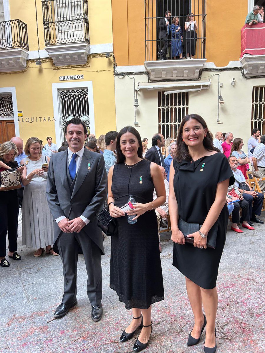 🌿Esta mañana hemos estado presente en uno de los grandes días de la ciudad, participando en el Corpus Christi de Sevilla  #Corpus2025

El decano <a href="/ManoloRidruejo/">Manuel Ridruejo Ramírez</a> junto con la Delegada Provincial <a href="/Palomilla1982/">Paloma Villalobos</a> y la registradora <a href="/Luilop92/">Luisa López</a>