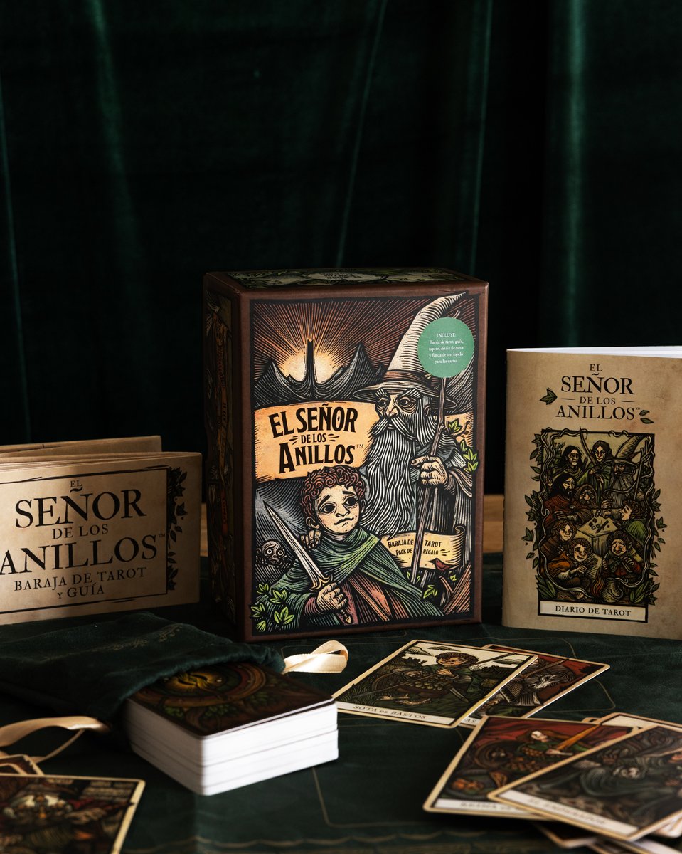 #SabíasQue este mes ha llegado a librerías la edición especial del tarot oficial de #ElSeñorDeLosAnillos.

Esta nueva edición incluye:

• Baraja de 78 cartas completamente ilustradas por <a href="/tomashijo/">Tomás Hijo</a>
• Guía
• Tapete para tus tiradas
• Diario de tarot
• Funda de terciopelo para
