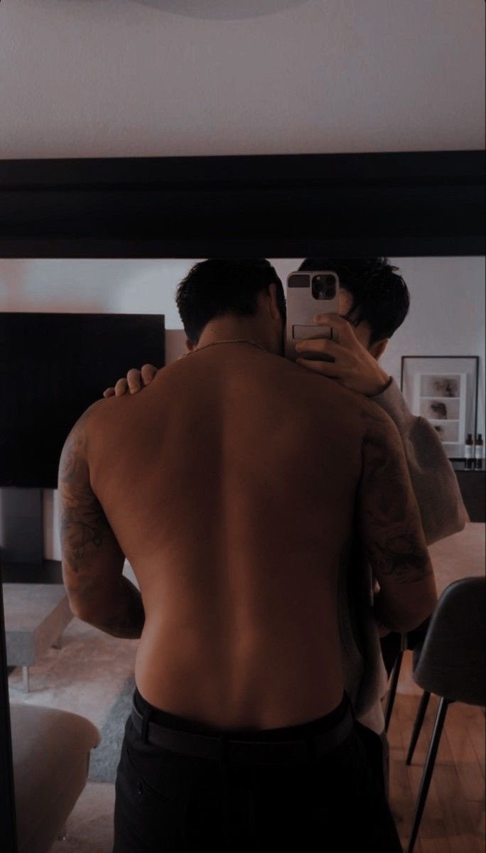 شوقي يفور فيني من تحت لتحت، شوق لفحل أربعيني ما يعرف الرحمة شهوتك تكسر الصمت بداخلي، تنهيدة صوتك، حرارة جسمك، عينك اللي تآمرني بدون ما تتكلم أنا ما أشتاق لرجل، أنا أشتاق لشهوتك المتفجّرة، لنفسك الحار، لخشونتك لما تضغطني تحتك
#sugardady 
#مبادل_صنعاء 
#اربعيني_صنعاء 
❤️🧡💛💚💙💜