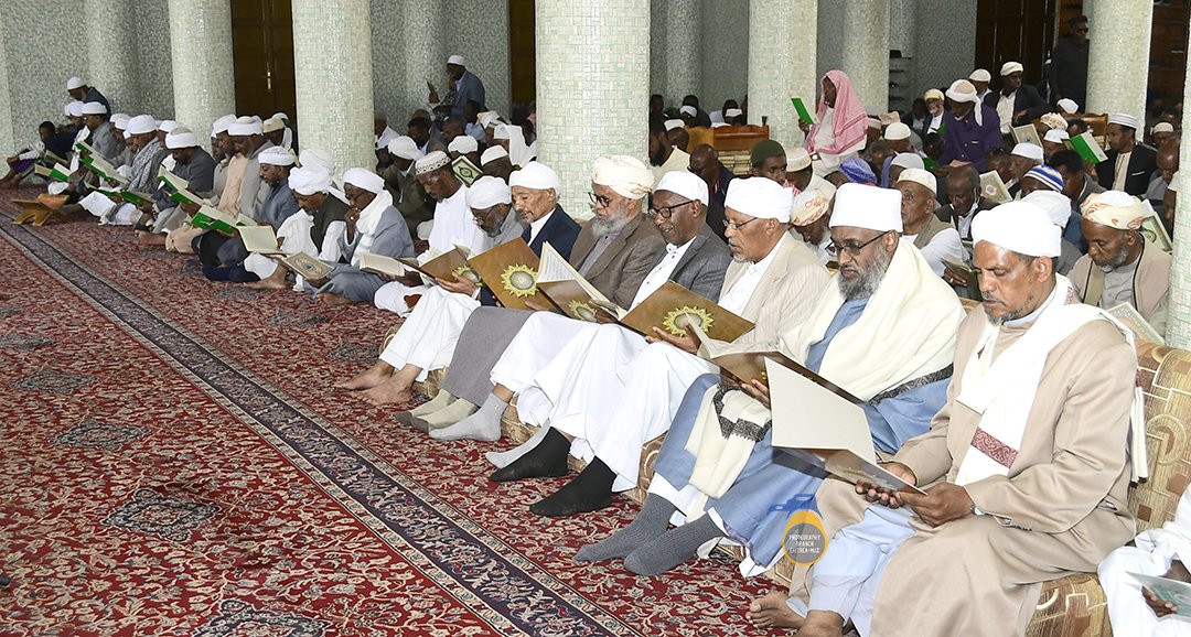 Prayers (ሰላትን ዱዓን) in commemoration of Martyrs Day held at Asmara's Grand Mosque this afternoon.  

Presiding over the event, Eritrea's Mufti, Sheikh Salim  Ibrahim Al-Mukhtar, underlined that "Martyrs Day remains the momentous event in which we pay tribute, year-in and