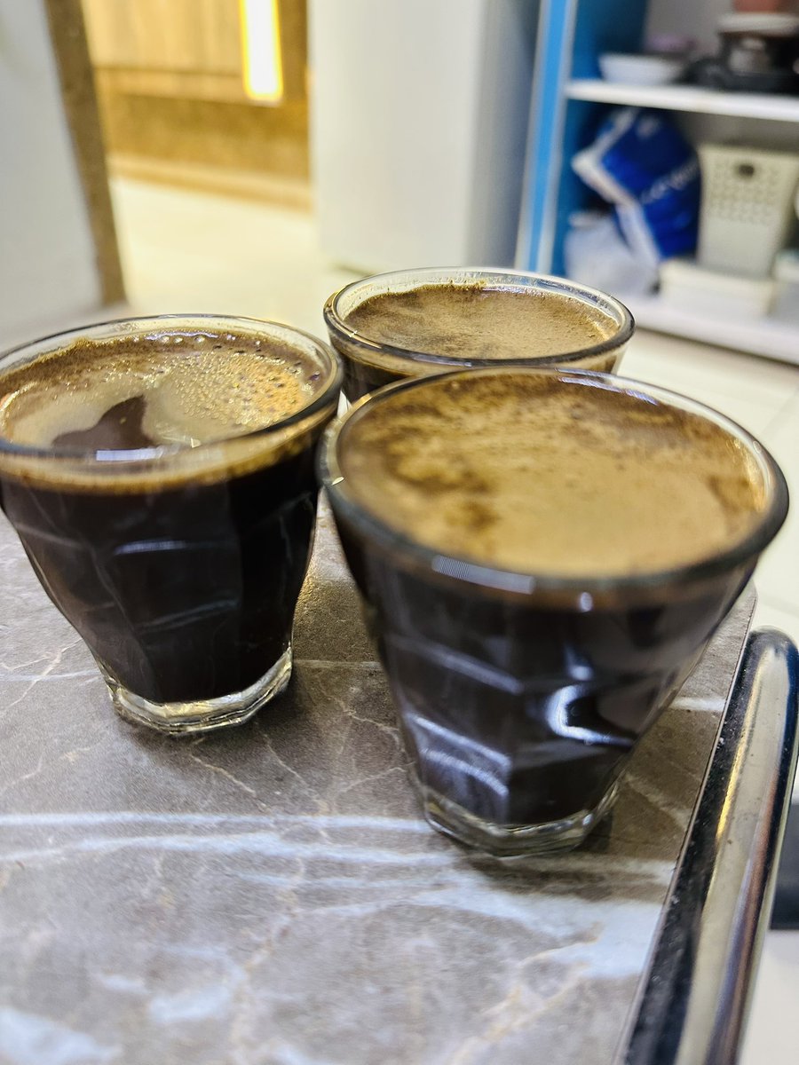 Hun qehweya Sûrî vedixwî?

Suriyeliler gitmesin,kahvesiz kalmak istemem… :)