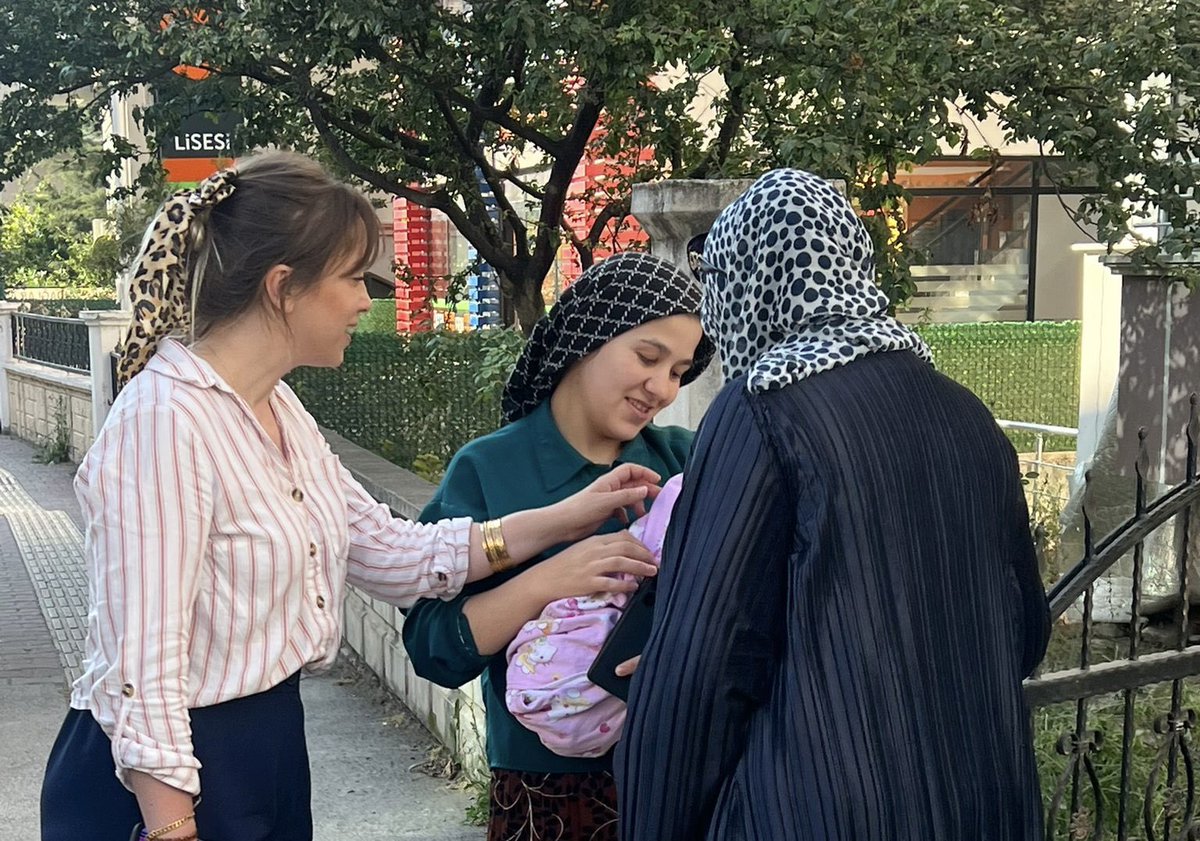 AK Parti Atakum Kadın Kolları Başkanımız Sayın Gülşah Kraloğlu ve Yönetim Kurulu üyemiz Hatice Şahin ile birlikte Atakent Mahallemizde ikamet eden ailemizin yeni dünyaya gelen bebeğini ziyaret ettik.
#akparti̇ #akkadın @akkadinsamsun55 <a href="/tugcedagdemir/">Tuğçe Dağdemir</a>