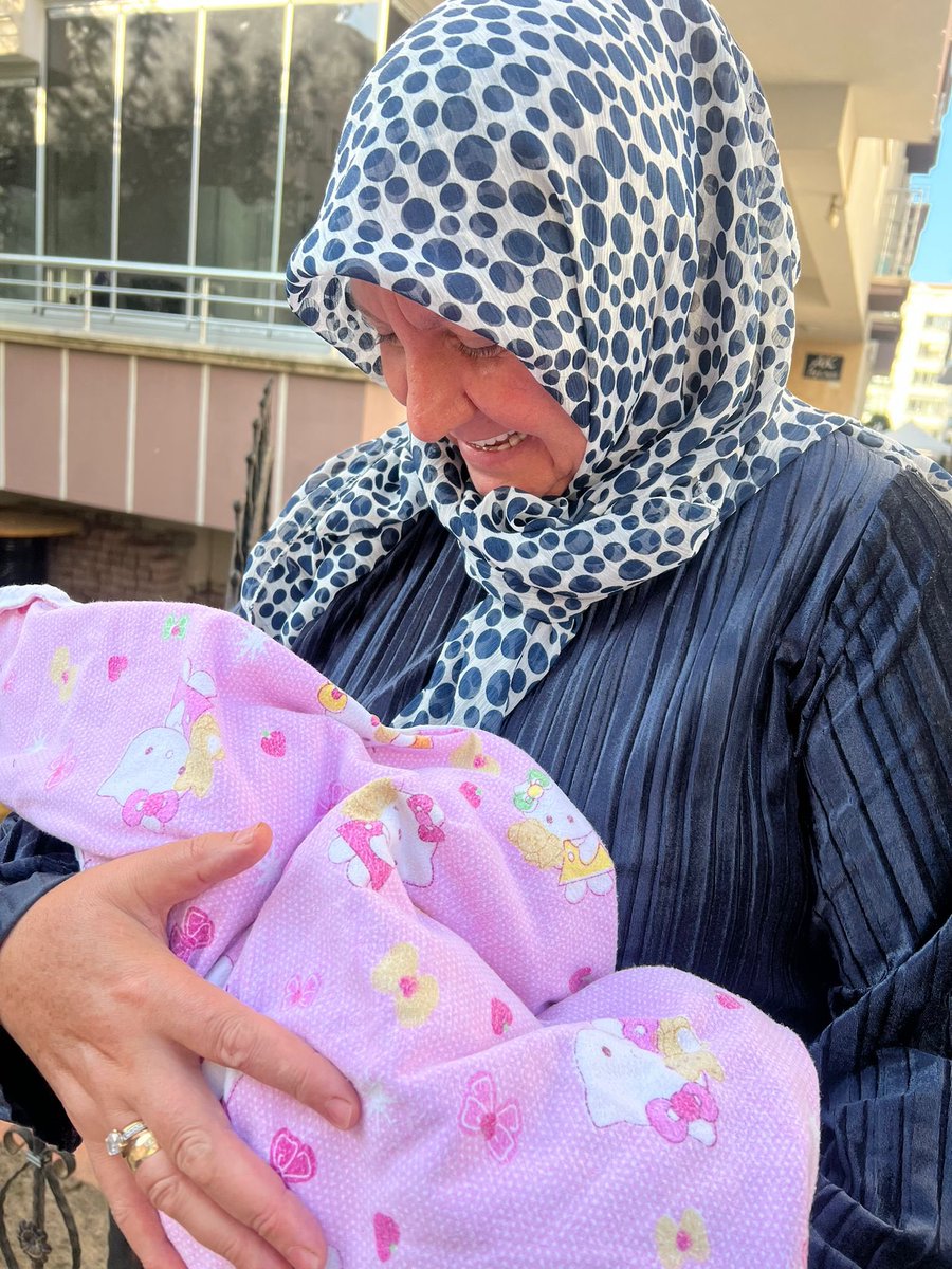 GKraloglu55's tweet photo. AK Parti Atakum Kadın Kolları Başkanımız Sayın Gülşah Kraloğlu ve Yönetim Kurulu üyemiz Hatice Şahin ile birlikte Atakent Mahallemizde ikamet eden ailemizin yeni dünyaya gelen bebeğini ziyaret ettik.
#akparti̇ #akkadın @akkadinsamsun55 @tugcedagdemir https://t.co/g46fX7Aib1