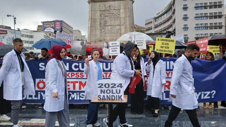 globaleksen's tweet photo. Öğretmenler 2024 KPSS ile ek atama bekliyor.

Son 15 bin öğretmen atamasında bazı branşlara verilen kontenjanlar:

▪️Biyoloji 27
▪️Tarih 28
▪️TDE 29 
▪️Coğrafya 32 
▪️Felsefe 41
▪️Kimya 49

#EkAtamaYolundaCbYanımızda https://t.co/ObK70RvnSc