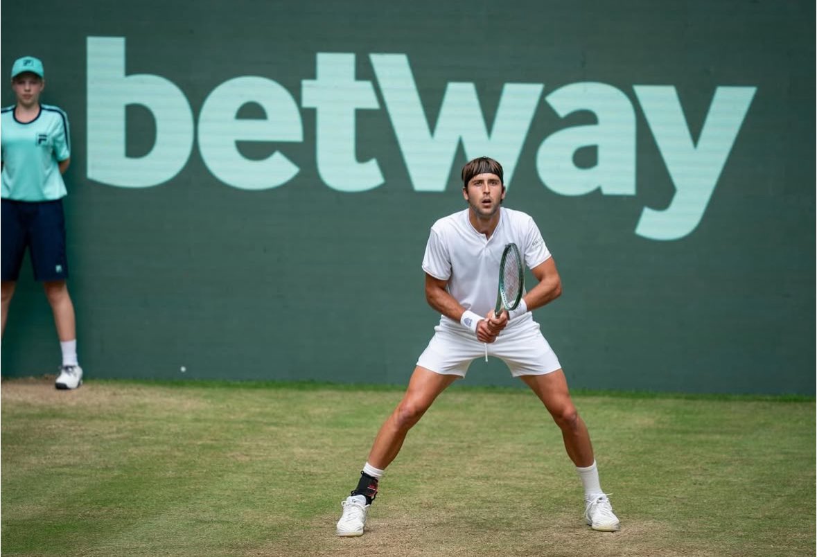 Gran batalla hoy, jugando a un gran nivel 🌿

Feliz de estar en cuartos en este torneo.

Seguimos con todo 💪🏻

📸: <a href="/ATPHalle/">TERRA WORTMANN OPEN</a>