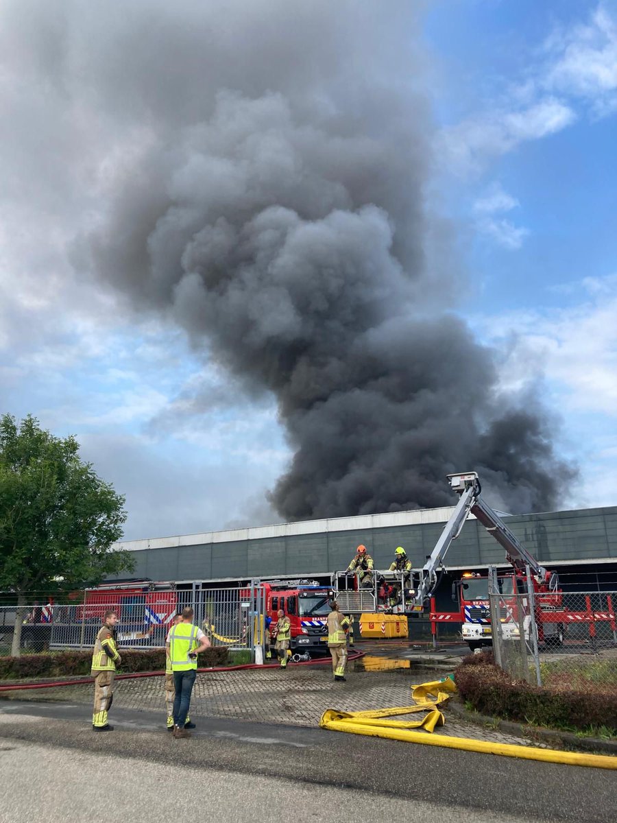 Grote brand aan Insulindeweg in Middenbeemster met veel rookontwikkeling