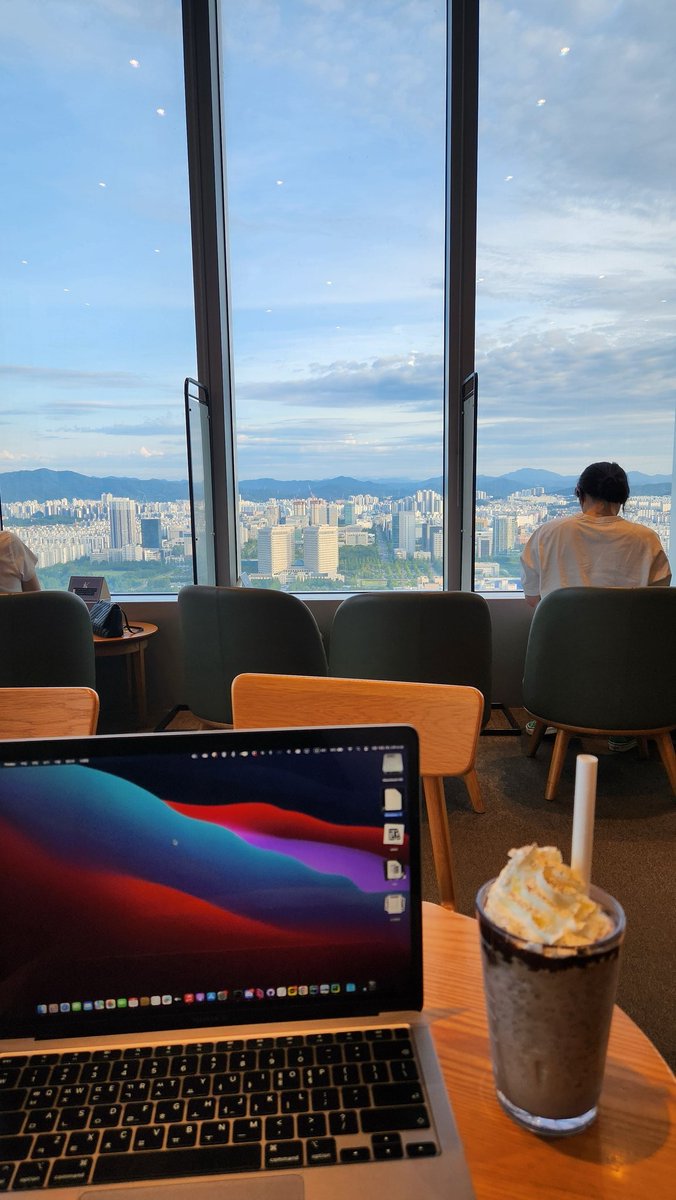 최근에 캡스톤 프로젝트에 매달린후 
하던 작업들이 손에 안 잡혀 억지로 카페라도 와서 작업 하면서 번아웃 회복 중