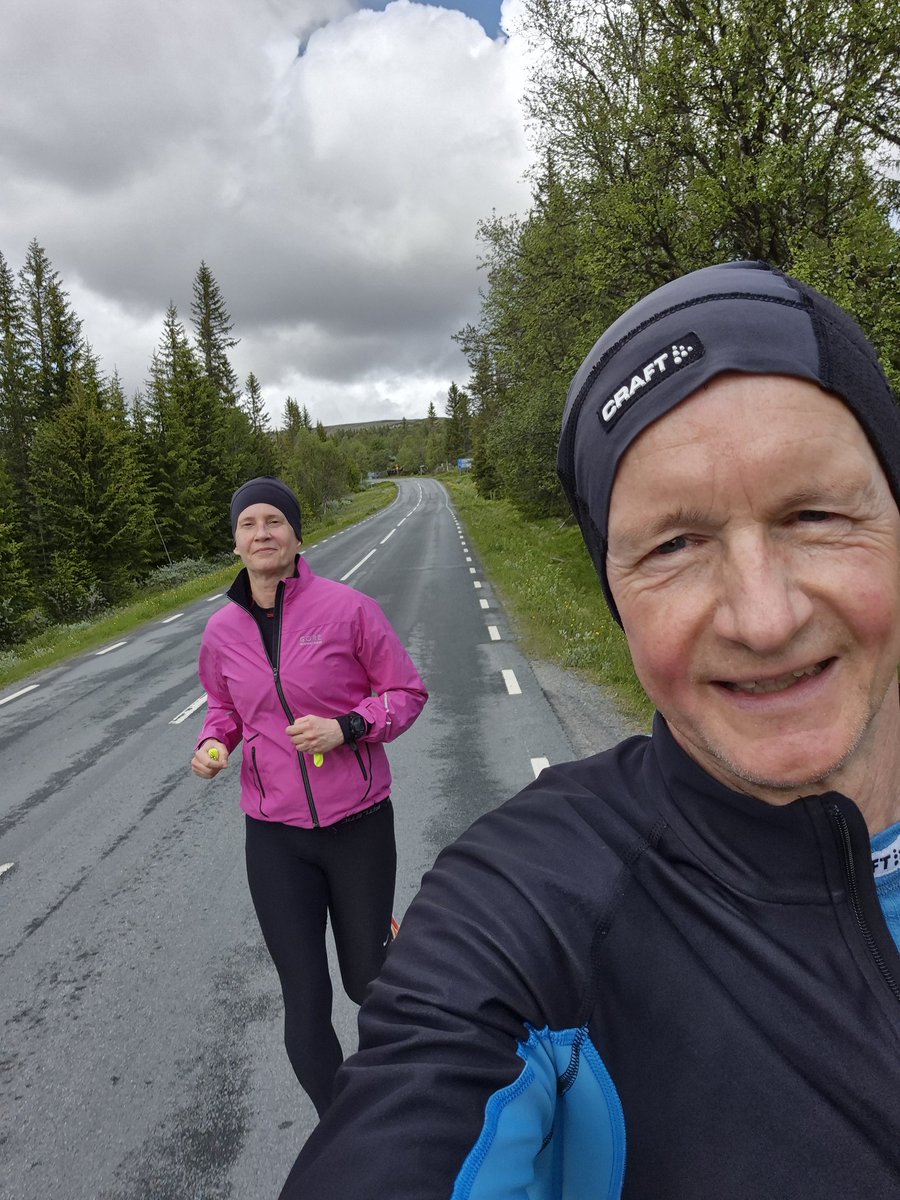 eperjon's tweet image. Lite kyligt men väldigt vackert i Grövelsjön. Måste bara få lite ordning på benen, löpningen går otroligt trögt. Fem och en halv månad sedan min diskbråcksoperation, måste ha tålamod 😀.