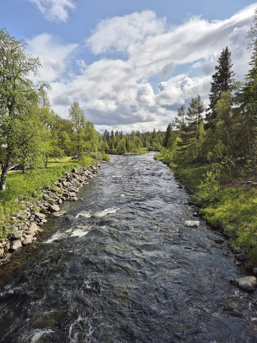 eperjon's tweet image. Lite kyligt men väldigt vackert i Grövelsjön. Måste bara få lite ordning på benen, löpningen går otroligt trögt. Fem och en halv månad sedan min diskbråcksoperation, måste ha tålamod 😀.