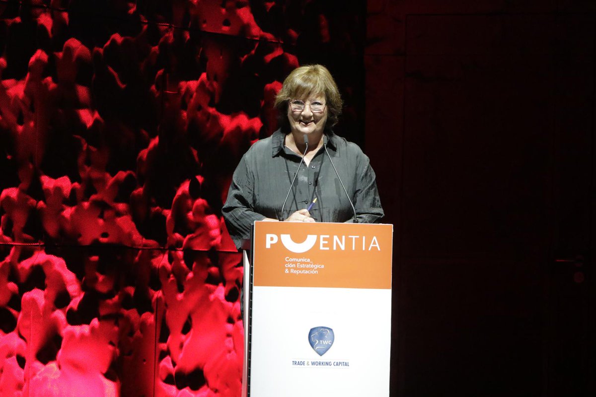 puentia's tweet image. 🔹 Comienza la gala con la fuerza de Olga Viza en el 5º aniversario de Puentia 🎉
🎤 Carmen Puente nos emociona con su voz en un arranque inolvidable.
💬 “Cinco años de puentes, pasión y valores que perduran”
#PremiosPuentia #MarcaPropia #Puentia5Años