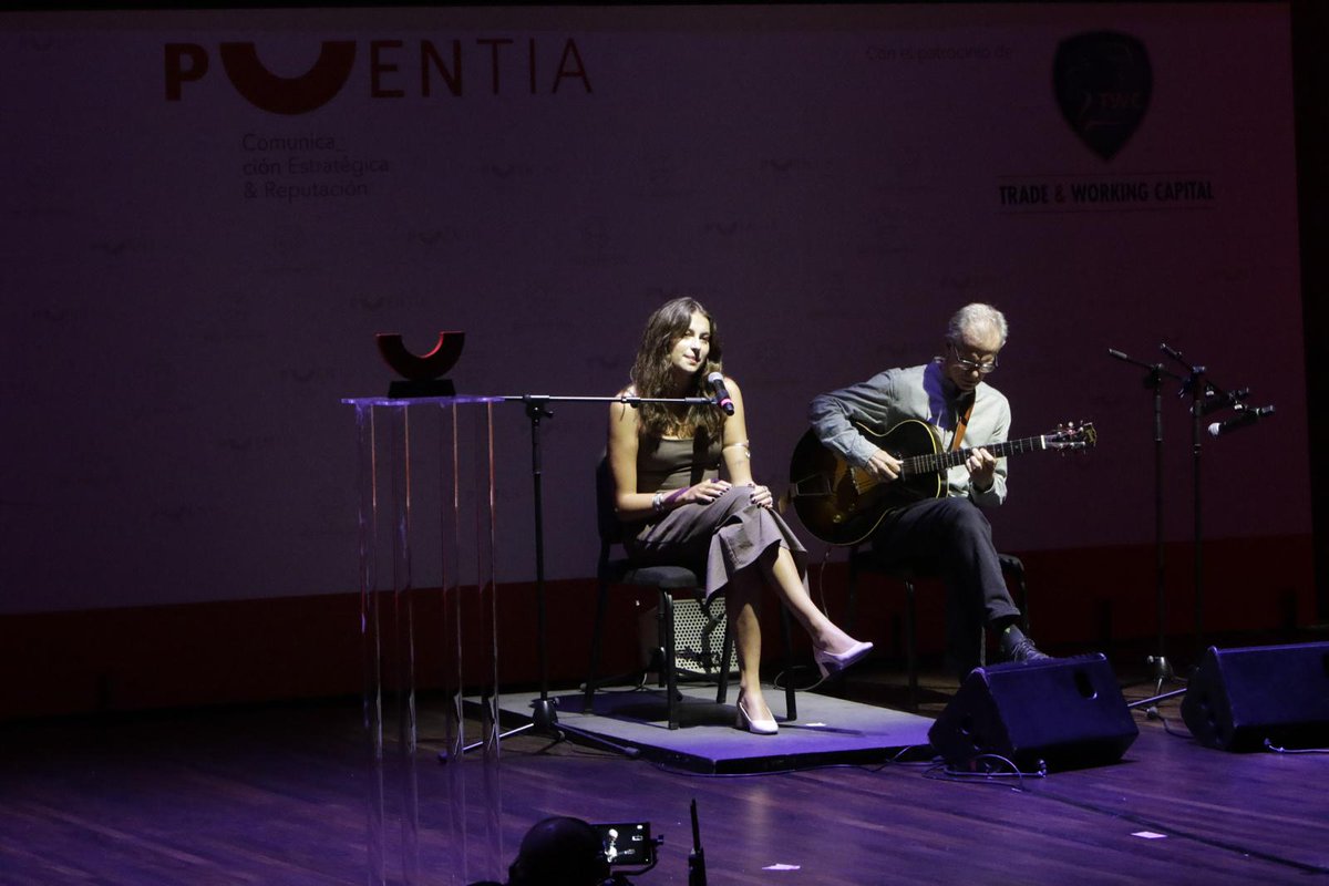 puentia's tweet image. 🔹 Comienza la gala con la fuerza de Olga Viza en el 5º aniversario de Puentia 🎉
🎤 Carmen Puente nos emociona con su voz en un arranque inolvidable.
💬 “Cinco años de puentes, pasión y valores que perduran”
#PremiosPuentia #MarcaPropia #Puentia5Años