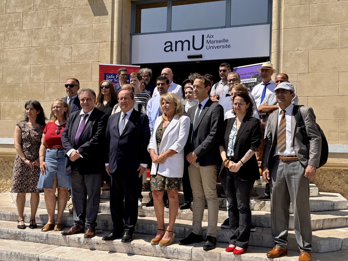fhollande's tweet image. Ils sont Palestiniens, Afghans, Syriens, Ukrainiens, Américains. Ils ont dû quitter leur pays pour fuir la guerre ou pour pouvoir poursuivre sans entraves et en sécurité leurs recherches. Merci à l’université d’Aix-Marseille pour l’accueil des réfugiés scientifiques et pour ces…