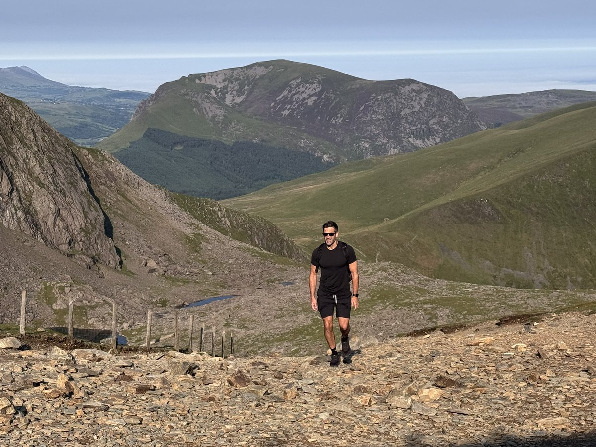 Yr Wyddfa this morning working for BBC Morning Live in assisting presenter Gethin Jones up the mountain. 🎥🏔️🏴󠁧󠁢󠁷󠁬󠁳󠁿

An early start for us to get up there in time for the announcement of the Wales squad for the Euro’s in Switzerland next month.

Pob lwc <a href="/Cymru/">Wales 🏴󠁧󠁢󠁷󠁬󠁳󠁿</a> ⚽️🏴󠁧󠁢󠁷󠁬󠁳󠁿🙏🏼