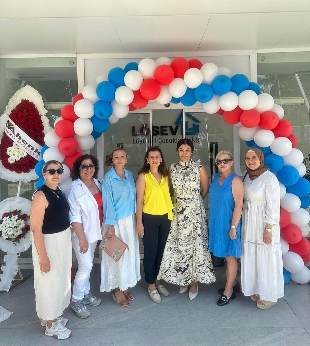 <a href="/losev1998/">LÖSEV</a> 'in Antalya'da Muratpaşa şubesinin açılışına, İl Başkanımız Sn.Özlem Arlıer ve yönetimi olarak katılım sağladık , Genel Başkanı Sn. <a href="/ustunezer/">Dr. Üstün EZER</a> , Genel koordinatörü Sn.<a href="/hulya_unver/">Hülya ÜNVER</a> ve koordinatörü Özlem Uğurel'e çok teşekkür ederiz.
LÖSEV gönüllüleri, iyi ki varsınız!