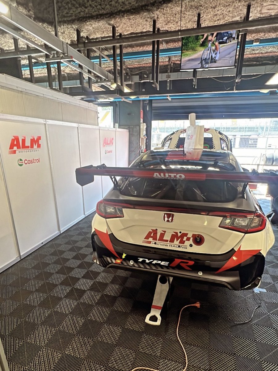 CarburandoTV's tweet photo. ¡El "Tanito" ya está en Monza! 📍

🇦🇷 Leonel Pernía llegó al emblemático circuito italiano para disputar la tercera fecha del FIA TCR World Tour.

📌  El argentino estará al mando de un Honda Civic Type R FL5 del equipo ALM Motorsport.

📸 @leonelpernia - @tcrsouthamerica https://t.co/zfkwovA0kZ