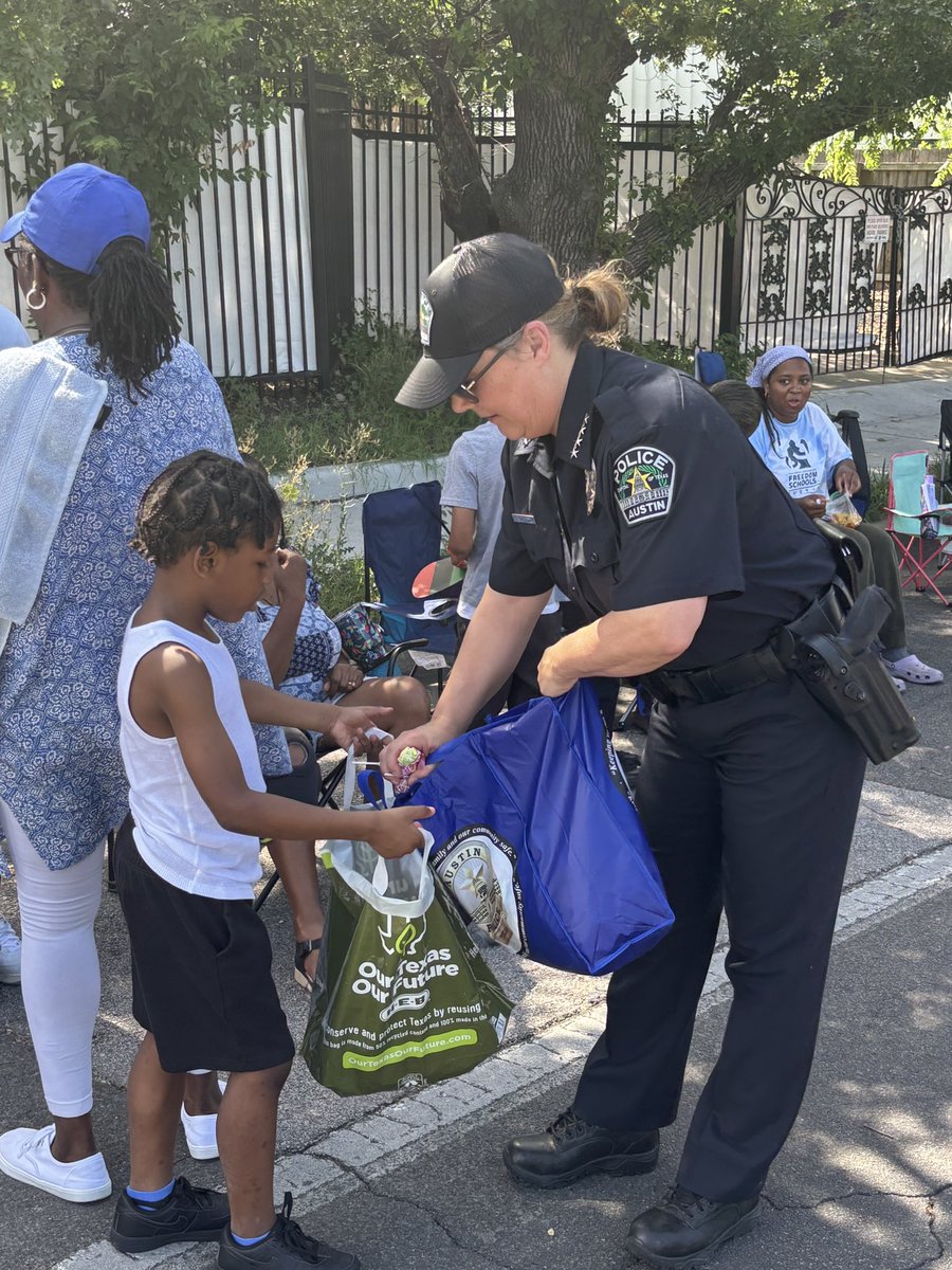 APDChiefDavis's tweet image. This morning, I had the honor of joining our community for the Juneteenth parade—a powerful celebration of freedom, resilience, and unity.
It was inspiring to see all generations come together to honor this important day.