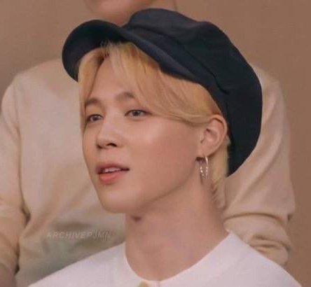 look how gorgeous and pretty he is..