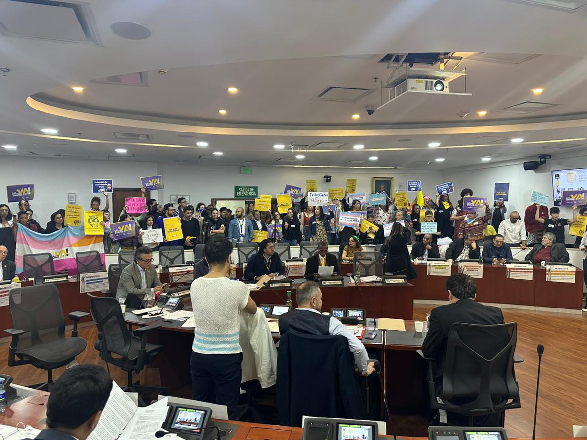 Clara López Obregón (@claralopezobre) on Twitter photo Hago un llamado urgente a mis compañeros de la <a href="/ComisionPrimera/">Comisión Primera Cámara de Representantes.</a> de la <a href="/CamaraColombia/">Cámara de Representantes de Colombia</a> para que voten la #LeySaraMillerey.
Como sociedad tenemos el deber inaplazable de garantizar respeto, dignidad y una vida plena con garantías de todas las personas. ¡#LeyIntegralTransYA! 🏳️⚧️ Hago un llamado urgente a mis compañeros de la <a href="/ComisionPrimera/">Comisión Primera Cámara de Representantes.</a> de la <a href="/CamaraColombia/">Cámara de Representantes de Colombia</a> para que voten la #LeySaraMillerey.
Como sociedad tenemos el deber inaplazable de garantizar respeto, dignidad y una vida plena con garantías de todas las personas. ¡#LeyIntegralTransYA! 🏳️⚧️