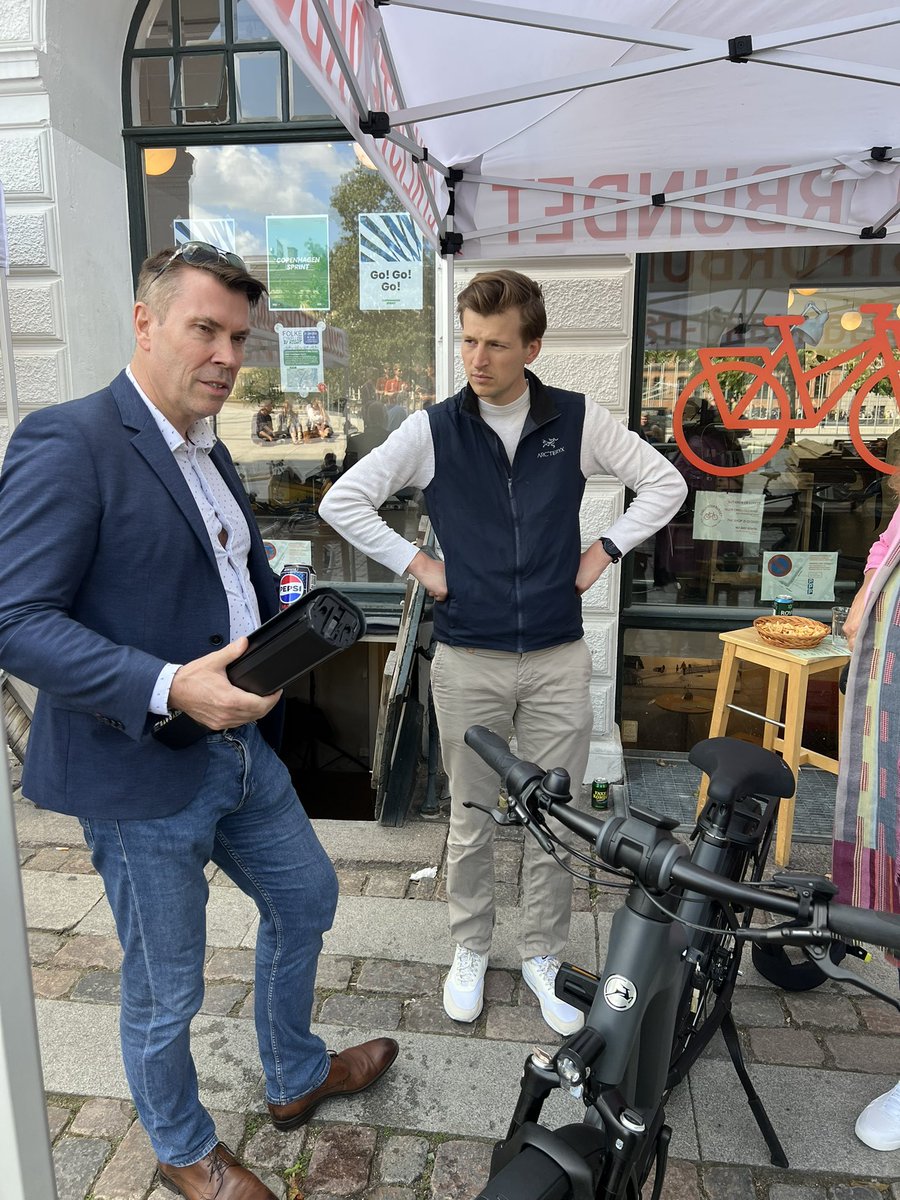 Fine folk samles til Cyklistforbundets Copenhagen Sprint torsdagsbar. 
DSB og Gazelle snakker om cykelmedtagning i tog.