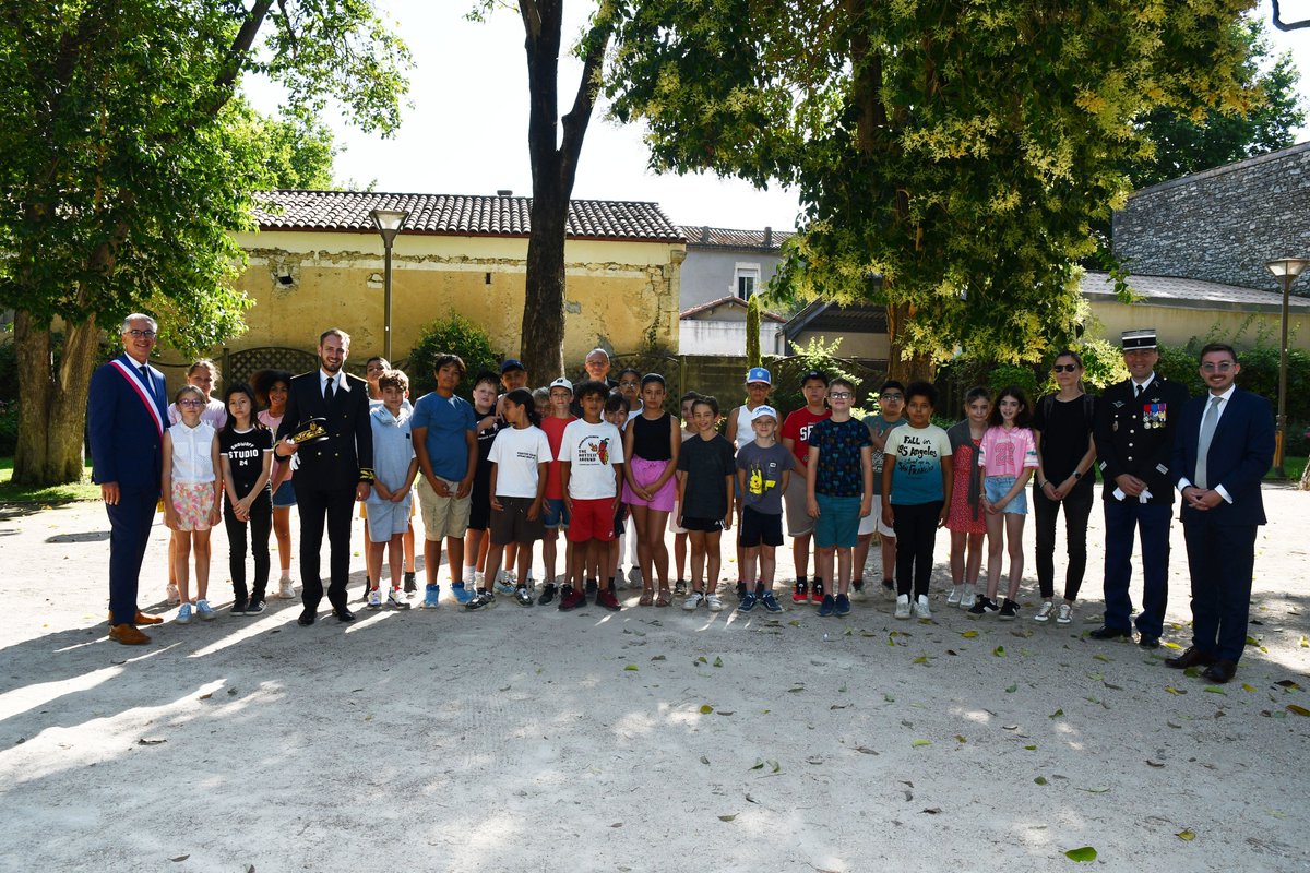 gendarmerie030's tweet photo. #Honneur
A Caissargues, en présence des autorités civiles et d'une classe de CM2, la gendarmerie a honoré des militaires s'étant particulièrement illustrés dans leurs missions :
🎖carrières exemplaires
📜 récompenses pour actions méritoires
🙏 pour votre engagement !
📸GGD30 https://t.co/NMW8WEoCgf