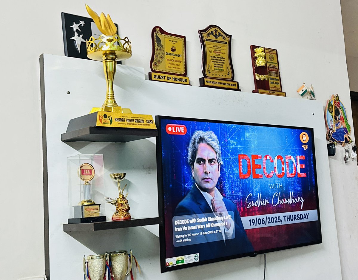 Rohitnavtejtv's tweet image. रामायण और महाभारत के बाद अब भारत के लोग दूरदर्शन पर @sudhirchaudhary जी के DECODE शो का इतंज़ार करते हैं ! यह टीवी इतिहास में एक नई क्रांति है l इस शानदार शो के लिये सुधीर जी को हार्दिक बधाई एवं शुभकामनाएँ ✨🎊🎉 #DECODE #sudhirchaudhary
