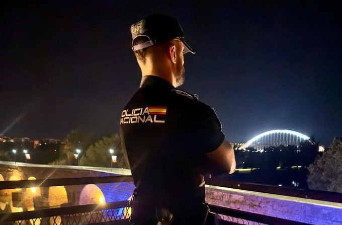 EpochTimesEsp's tweet photo. «Ponemos dinero de nuestros bolsillos para ir a trabajar»: el silencioso desgaste de la Policía Nacional

El Sindicato Unificado de Policía alerta de que las partidas presupuestarias para dietas y desplazamientos están «vacías» desde hace meses.

Desde el sindicato, la portavoz Nadia Pajarón (@portavozsup) afirmó que, en la práctica, «son los propios compañeros los que están poniendo ese dinero de su bolsillo para ir a trabajar», calificando la situación como «surrealista». 

La Dirección General de la Policía tuvo un presupuesto de 3,7 millones de euros en 2023 y desde entonces opera con presupuestos prorrogados, lo cual impide tanto ampliar como actualizar partidas ya previstas; y tampoco contempla ajustes por inflación. Si bien existen mecanismos de créditos extraordinarios, no se han activado por el momento. Esto ha provocado -denuncia el sindicato- la profundización de la precariedad en la que ya venían operando los policías nacionales. 

Siga leyendo: https://t.co/DVeENZZlP7