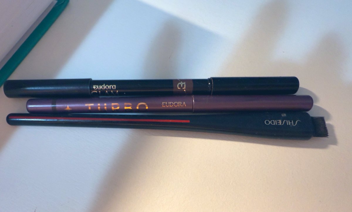 Decidi abraçar o fato q n consigo me achar bonita com make levinha, vibes Sandy (a diferença é que ela é) e agora só faço olho pra sair de dia com essas 3 belezinhas aqui: lápis retrátil MARROM da eudora pra delinear, o normal marrom pra linha d’agua e um pincel chanfrado