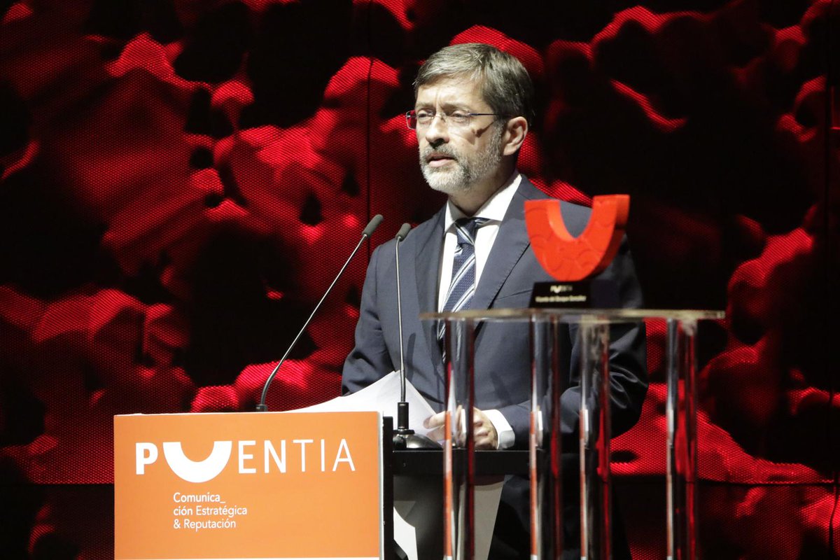 puentia's tweet image. 🎙️ @Eduardo_Alv_Rod, CEO de Puentia, toma el escenario: “Pasión, ilusión y equipo”.
💡 Más de 100 clientes en 5 años y un propósito claro: construir puentes que inspiran.
📌 ¡Esto no ha hecho más que empezar!
#LiderazgoConPropósito #PremiosPuentia