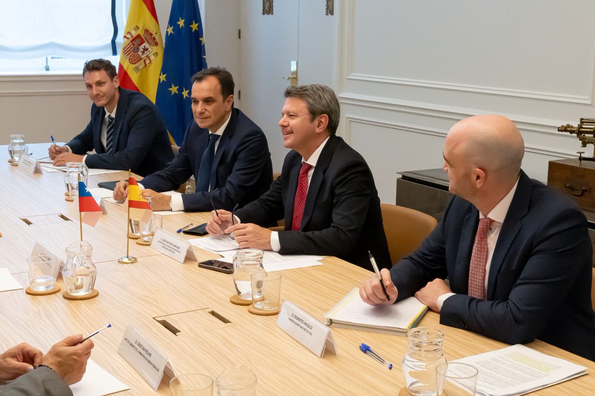 Ministerio Transportes y Movilidad Sostenible (@transportesgob) on Twitter photo 🇪🇸🤝🇨🇱 Nuestro secretario de Estado, <a href="/jasantano/">Jose Antonio Santano</a>, se ha reunido con la ministra de Obras Públicas de Chile, Jessica López Saffie, para tratar asuntos de interés común en materia de infraestructuras y transportes. 🇪🇸🤝🇨🇱 Nuestro secretario de Estado, <a href="/jasantano/">Jose Antonio Santano</a>, se ha reunido con la ministra de Obras Públicas de Chile, Jessica López Saffie, para tratar asuntos de interés común en materia de infraestructuras y transportes.