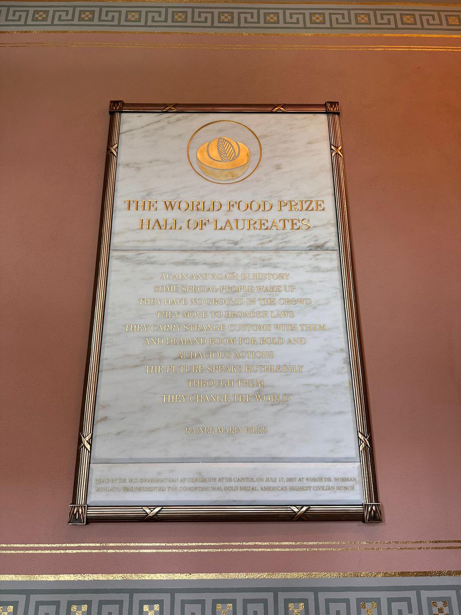 AmbKawar's tweet image. حظيت بفرصة زيارة Hall of Laureates @WorldFoodPrize، الصرح الملهم الذي يخلّد جهود روّاد الأمن الغذائي حول العالم. كما تشرفت بلقاء السيدة مشعل حسين، المديرة التنفيذية للعمليات، حيث ناقشنا سبل التعاون بين الأردن والمؤسسة في مجال الأمن الغذائي. 🇺🇸🇯🇴 #الأمن_الغذائي