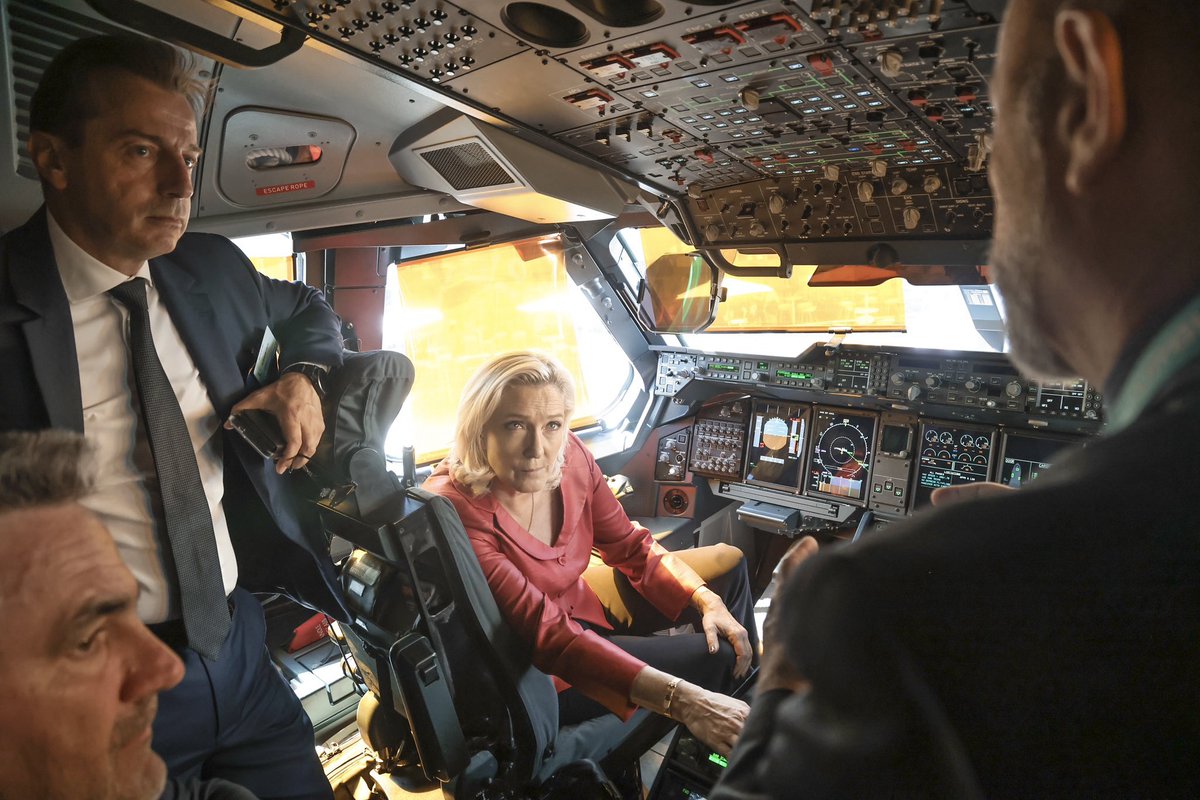 BenTricolore's tweet photo. 🔵 De belles photos qui illustrent l’intérêt de notre future Présidente @MLP_officiel et de notre futur Premier Ministre @J_Bardella pour l’industrie de défense nationale ! 🇫🇷 #SIAE2025 #SalonDuBourget #PAS17 https://t.co/FIT9GZr7iD