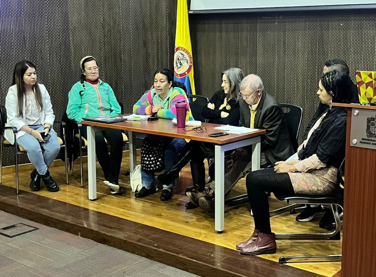 #RegulaciónEnAcción El equipo de la CRA participa en  el conservatorio “Bio-política, residuos y cuidado de la ciudad.”, que desarrolla los retos y desafíos del nuevo esquema de aseo para Bogotá. El evento, organizado por <a href="/desudistrital/">Doctorado en Estudios Sociales - DES</a> de <a href="/udistrital/">UniversidadDistrital</a>… 👇
